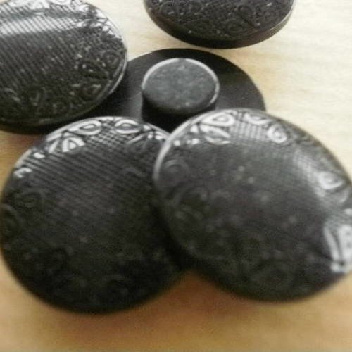 Lot de 4 boutons  ronds en plastique , coloris noir et motif  fleuri sur le dessus , diamètre 18 mm 