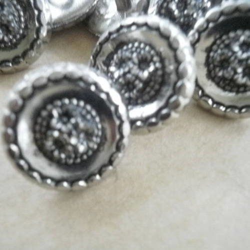 Lot de 2 boutons  en imitation métal  argenté , avec un motif  style ancien  , diamètre  14 mm 