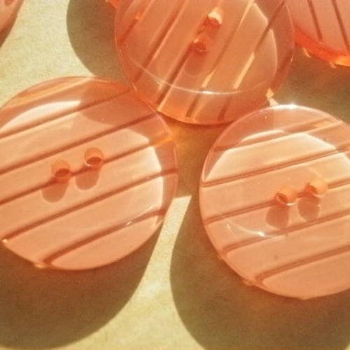 Boutons ronds x 3 à deux trous , en plastique  , coloris orange rayé transparent  , diamètre 23 mm