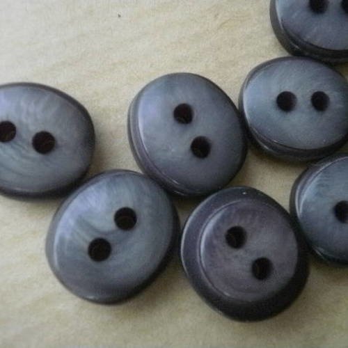 Petits boutons ovales à deux trous , en plastique  , de coloris gris marbrés 