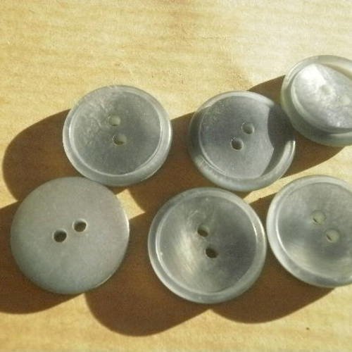 Petits boutons ronds à deux trous , en plastique ,  coloris gris nacré , diamètre 16 mm