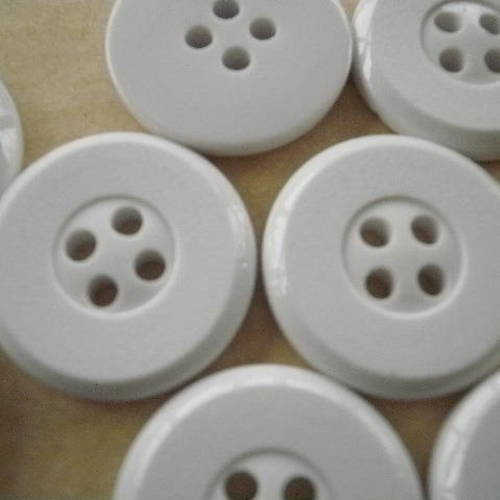 Boutons  ronds à quatre trous  en plastique  , de  couleur  blanche  , diamètre 18 mm
