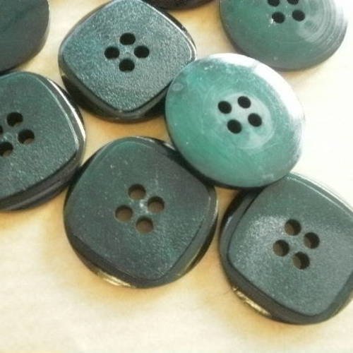 Boutons  ronds  à quatre trous , en plastique  , coloris vert , motif carré  , diamètre 27 mm