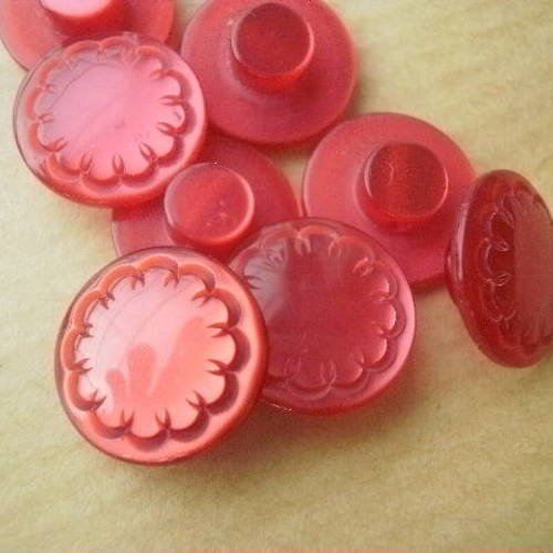 Lot de 5 boutons ronds  en  plastique , coloris rouge , motif fleur , diamètre 15 mm 