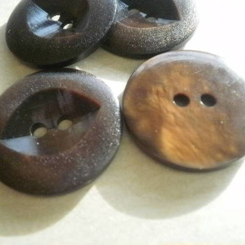 Lot de 2 boutons  ronds  à deux trous en plastique  , coloris marron , creusé ovale sur le dessus  , diamètre  23 mm 