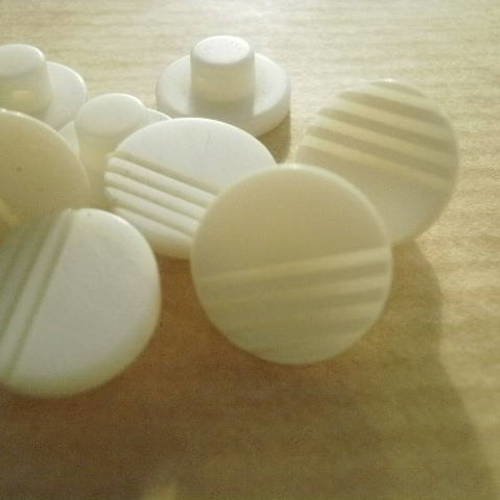 Lot de 4 petits boutons ronds  en  plastique , coloris  blanc , motifs rayures , diamètre 12 mm 