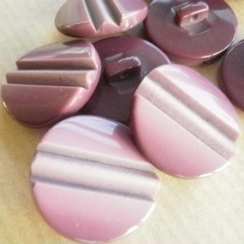 Boutons  ronds en plastique  , coloris vieux rose à tons changeants  , diamètre 28 mm