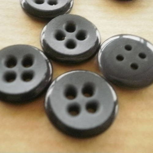 Boutons  ronds  à quatre trous , en plastique  ,  coloris gris foncé  , diamètre 15 mm