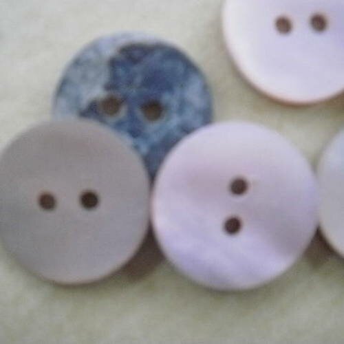 Lot de 2 boutons  ronds à deux trous  en nacre , coloris rose pale mat  , diamètre  15 mm 