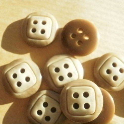 Petits  boutons  ronds à quatre trous beiges  ,  à tons changeants , diamètre 15 mm