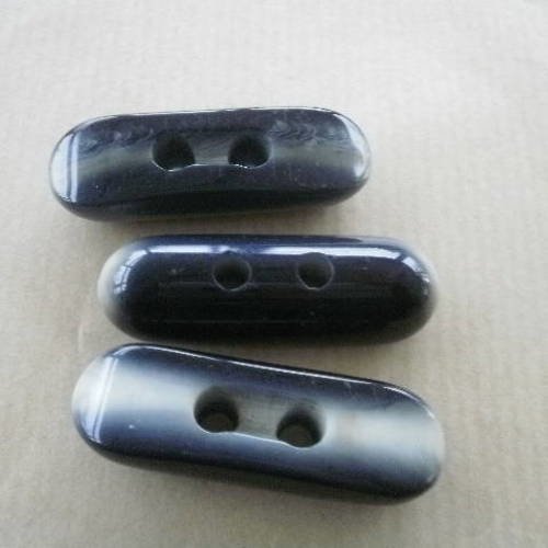 Lot de 3 boutons à deux trous , de forme ovale ,  ton gris changeant et écru  , taille 45 x 15 mm