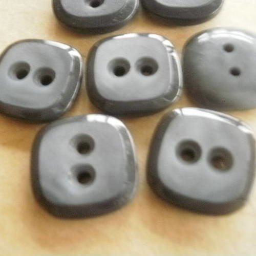 Lot de 3 boutons  carrés en plastique ,  coloris gris foncé , taille 13 mm