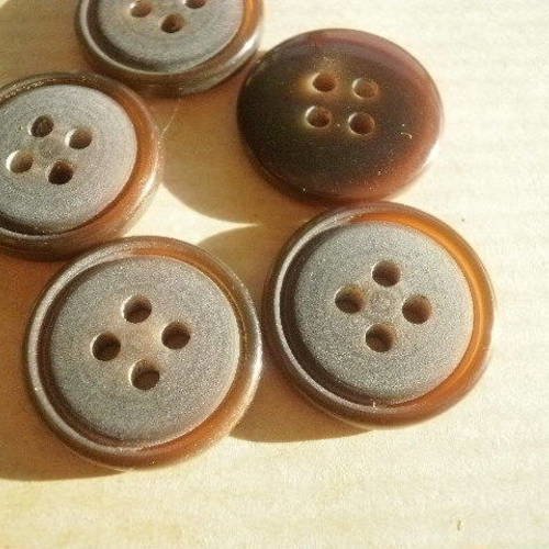 Boutons  ronds à quatre trous , en plastique , coloris  marron , mat sur le dessus  , diamètre 19 mm