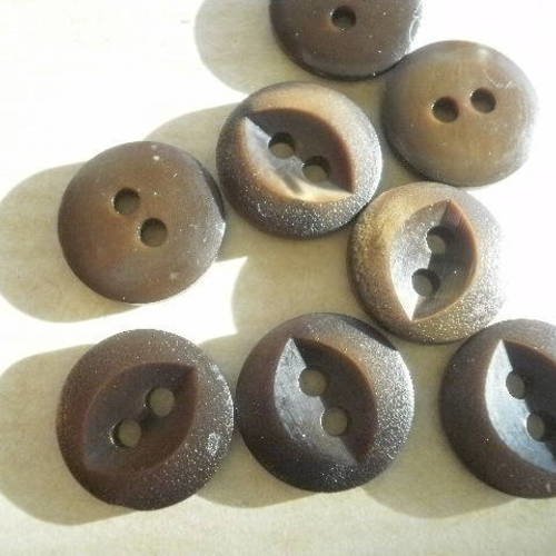 Lot de 4 boutons  ronds  à deux trous , en plastique  , coloris marron , creusé ovale sur le dessus  , diamètre 15 mm