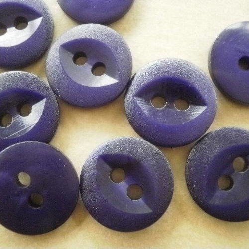 Lot de 4 boutons  ronds  à deux trous , en plastique  , coloris violet , creusé ovale sur le dessus  , diamètre 15 mm