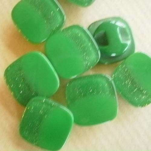 Boutons carrés x 8 en plastique  , coloris vert avec un cote pailleté  , taille 16 mm