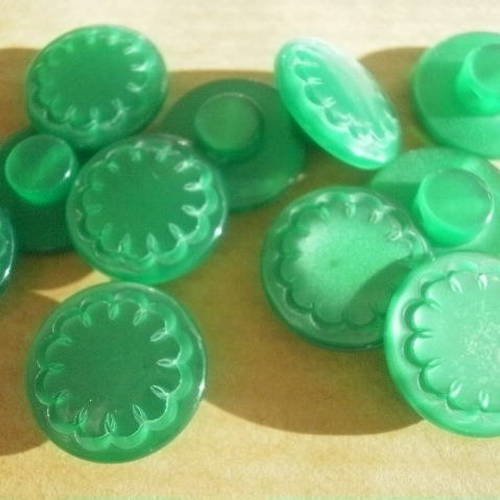 Lot de 2 boutons ronds  en  plastique , coloris vert  avec un motif fleur  ,  diamètre  20 mm 