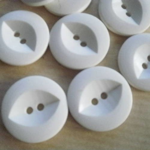 Lot de 2 boutons ronds  à deux trous en plastique  , coloris blanc , creusé ovale sur le dessus  , diamètre 18 mm