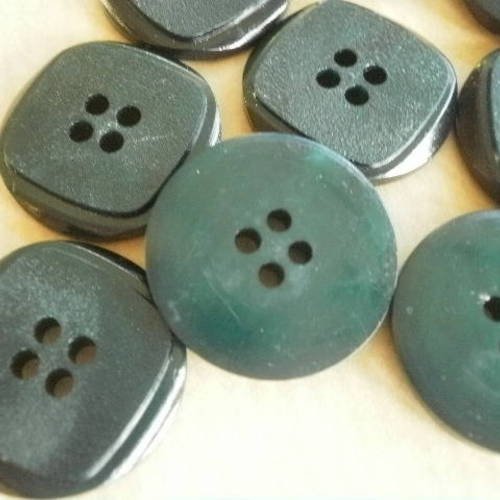 Boutons  ronds  à quatre trous en plastique  , coloris  vert , motif carré  , diamètre 22 mm