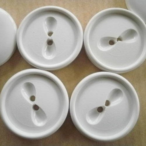 Boutons  ronds à deux trous , en plastique ,  coloris blanc  , diamètre 23 mm