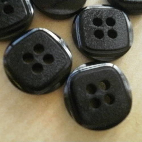 Lot de 2 boutons ronds  à quatre trous en plastique  , coloris noir , motif carré  , diamètre 15 mm