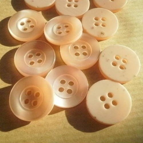Lot de 2 boutons à quatre trous  ronds  en plastique  , coloris saumon nacré  , diamètre 18 mm