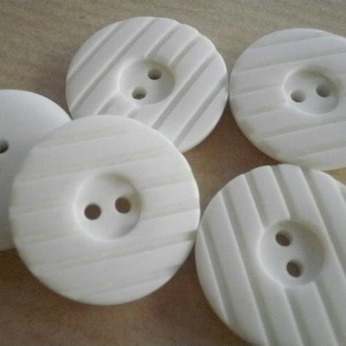 Lot de 4 boutons  ronds  à deux trous , en plastique  , coloris blanc , motifs rayé sur le dessus  , diamètre 23 mm