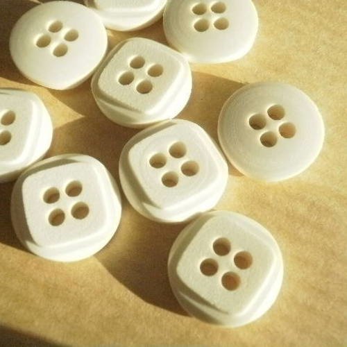 Lot de 2 boutons ronds à quatre trous en plastique , coloris  blanc , motif carré  , diamètre 15 mm
