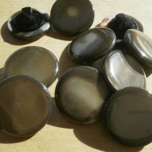 Jolis petits boutons  ronds en nacre , coloris  gris , diamètre 15 mm