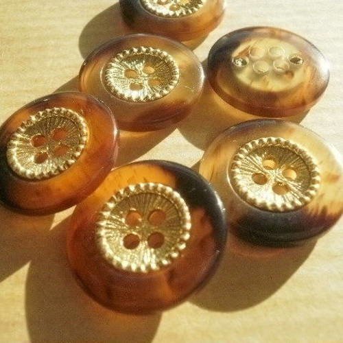 Boutons x 6 à deux trous ,  ronds en plastique , coloris  marron marbré , centre doré  , diamètre 20 mm