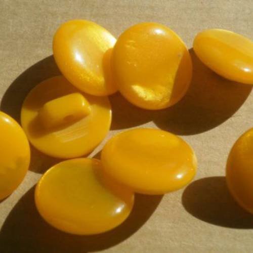 Lot de 4 petits boutons ronds  en  plastique , coloris  jaune nacré , diamètre 12 mm 