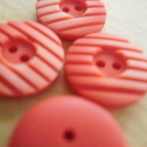 Boutons  ronds  à deux trous , en plastique  , coloris rouge changeant , motifs rayé sur le dessus 