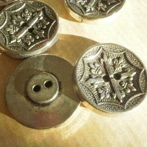 Lot de 3 boutons  ronds  en imitation métal  argenté , motifs fleurs de lys  , diamètre 23 mm