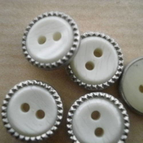 Petits boutons ronds à deux trous , centre en plastique ecru et tour en metal argente 
