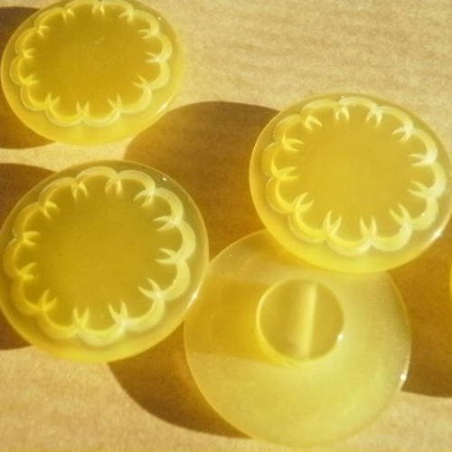 Lot de 4 boutons ronds  en  plastique , coloris  jaune pale , motif fleur , diamètre 15 mm 