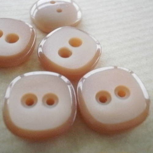 Petits boutons  carrés en plastique , coloris beige foncé , taille 16 mm 