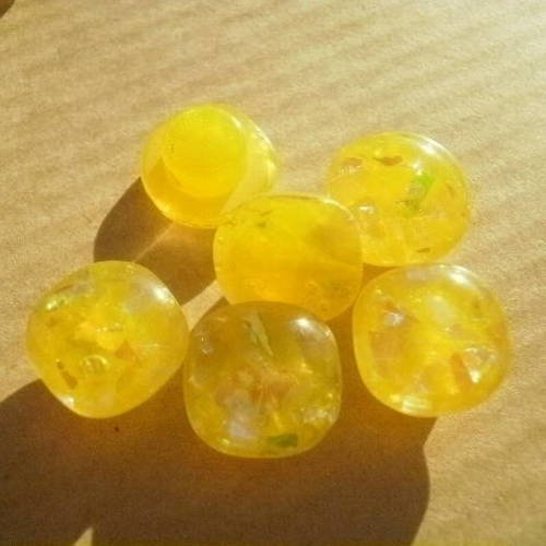 Petits boutons carrés  en plastique , coloris jaune pailleté  , taille 10 mm