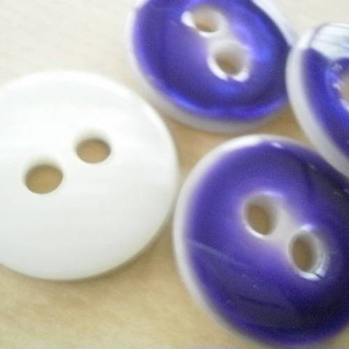 Boutons à deux trous  ronds en plastique ,  coloris violet et blanc  , diamètre 28 mm
