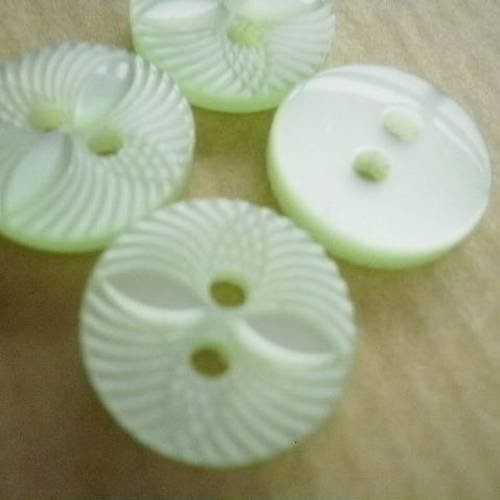 Lot de 2 boutons ronds à deux trous en plastique  , coloris vert pale  , diamètre 15 mm