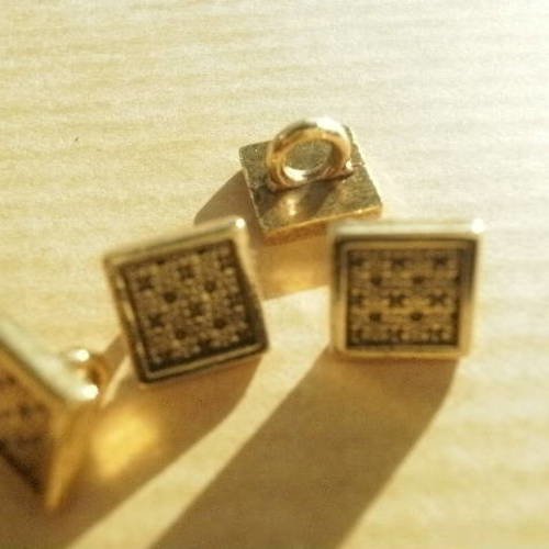 Petits boutons carrés en métal  doré  , motifs sur le dessus , taille 8 mm