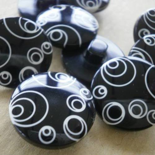 Boutons ronds  en  plastique , coloris noir avec des  motifs ronds blancs  , diamètre 24 mm