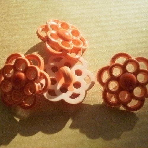 Lot de 2 boutons en plastique ,  en forme de fleurs oranges , taille 20 mm