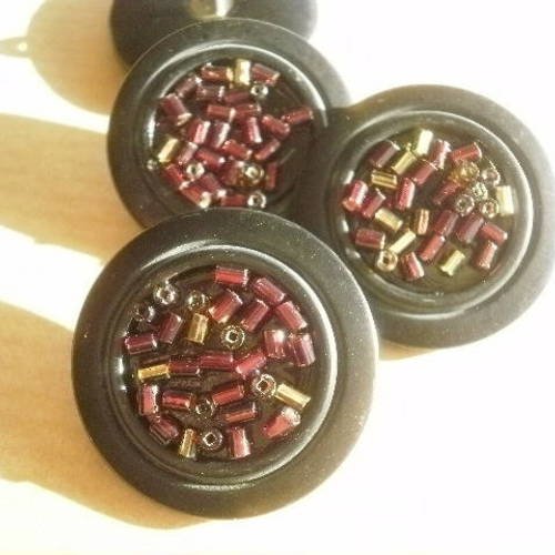 Jolis boutons  ronds noirs  en plastique , avec des perles collées , diamètre 25 mm