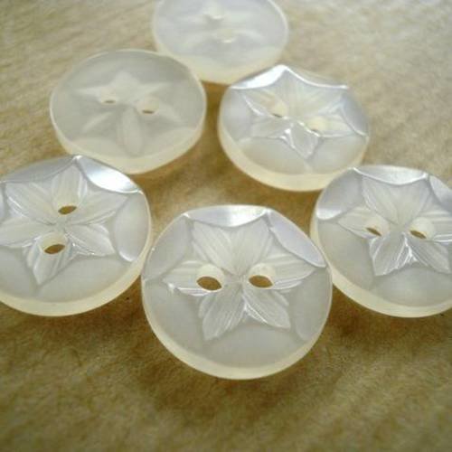 Lot de 4 petits boutons  ronds en plastique , coloris blanc  translucide  , motif étoile au centre  , diamètre 13 mm