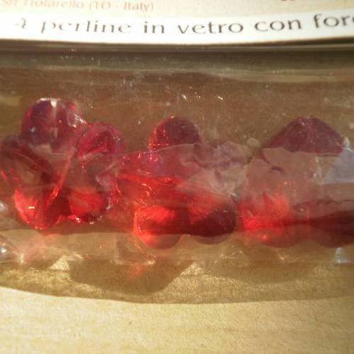 Assortiment de 4  perles en verre , 2 coeurs et 2 fleurs  , coloris rouge 