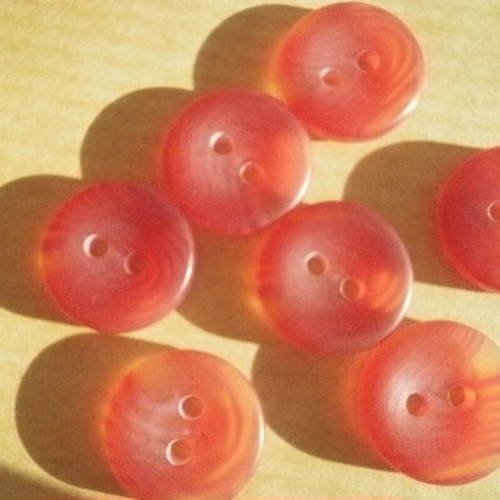 Bouton  rond en plastique , coloris rose foncé marbré , diamètre 15 mm 