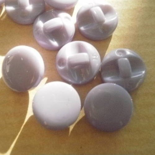 Petit bouton pastille rond  en  plastique ,  coloris mauve , diamètre 11 mm