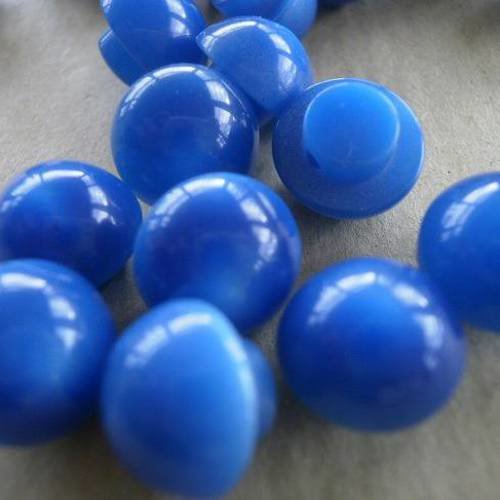 Lot de 2 boutons  boules en plastique  , coloris bleu moyen changeant  , diamètre 10 mm 