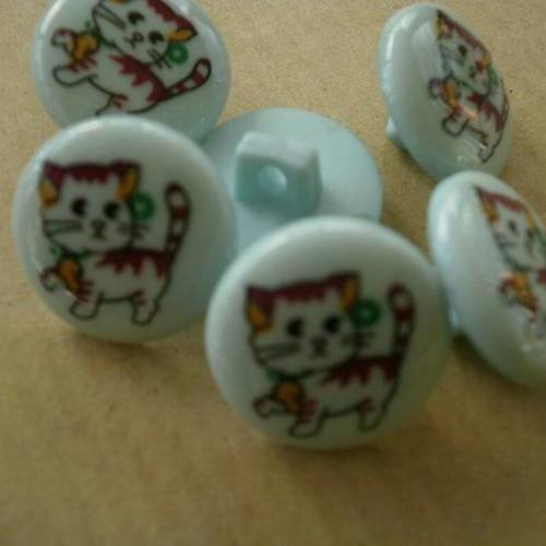 Lot de 2  boutons ronds , coloris bleu clair , motif petit chat  , diamètre  16 mm 