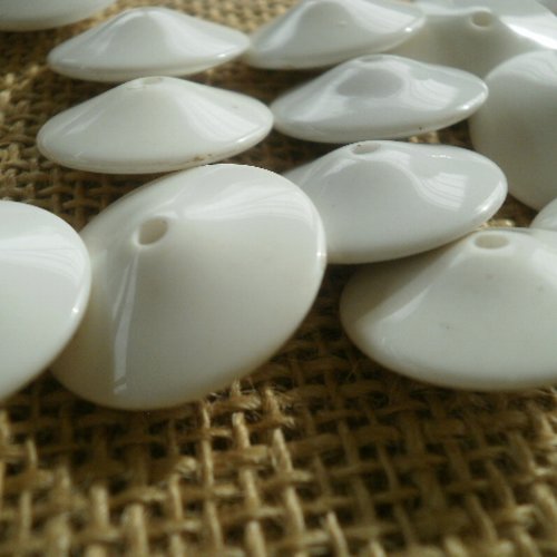 Lot de 6 perles rondes plates , en matiere  plastique  , coloris blanc , diamètre 20 mm 